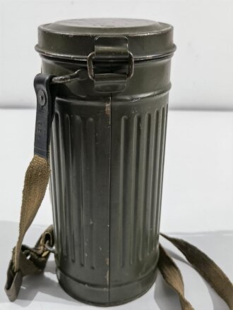 Gasmaske in kompletter Bereitschaftbüchse der Wehrmacht. Dose und Filter datiert 1944. Originallack, so schwer zu finden