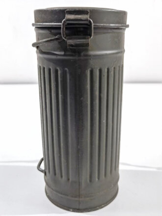 Bereitschaftbüchse Modell 1938 für die Gasmaske der Wehrmacht. Originallack, datiert 1944