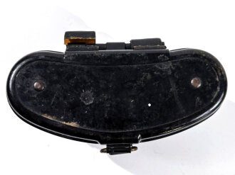 Behälter zum Dienstglas 6x30 der Wehrmacht aus schwarzer Preßmasse. Eine der beiden Koppelschlaufen aus Ersatzmaterial defekt, sonst guter Zustand