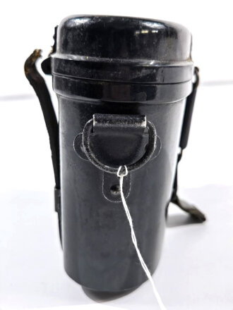 Behälter zum Dienstglas 6x30 der Wehrmacht aus schwarzer Preßmasse. Eine der beiden Koppelschlaufen aus Ersatzmaterial defekt, sonst guter Zustand