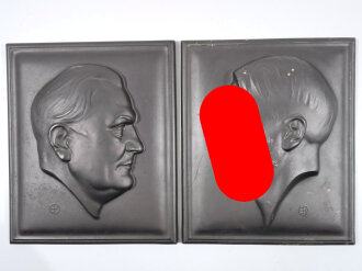 Adolf Hitler und Hermann Göring, Paar Reliefplatten aus Gips, jeweils 31,5 x 38cm. Göring in gutem Zustand, Hitler hat etliche Lackabplatzer und Kratzer auf der Oberseite.