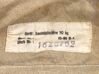 Luftwaffe, Packhülle für Lastenfallschirm 50 kg, weder der zusätzlich angebrachte FJ noch der Datumstempel sind meiner Meinung nach zeitgenössisch