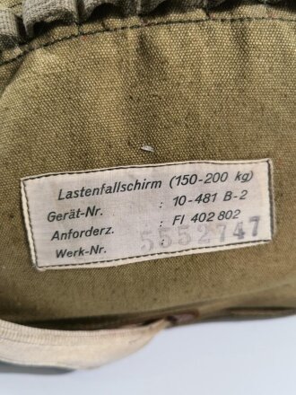 Luftwaffe Lastenfallschirm Fl 402802. Grosser Fallschirm vermutlich für Abwurfbehälter . Nicht auf Vollständigkeit oder Zustand der Kappe überprüft