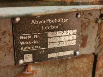 Fallschirmjäger   Abwurfbehälter fahrbar. Originallack, ungereinigtes Stück