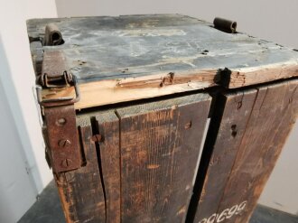 Fallschirmjäger  Abwurfbehälter für Nachschub aus Holz. Türscharnier fehlt, ungereinigtes Stück, Originallack