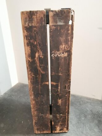 Fallschirmjäger  Abwurfbehälter für Nachschub aus Holz. Türscharnier fehlt, ungereinigtes Stück, Originallack