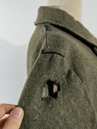 Mantel für Angehörige des Heeres. Späte fertigung mit blauen Knöpfen. Ein Loch am rechten Oberarn, sonst gut erhaltenes Kammerstück