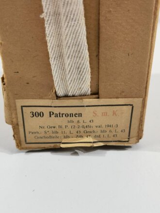 Leerer Pappkasten für 300 Schuss Munition 8 x 57 S.m.K. ( Spitzgeschoss mit Kern ) datiert 1943.