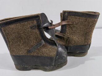 Paar Überschuhe für die Winterfront, wurden über den normalen Stiefeln z.B. auf Wache getragen.  Nicht 100% Paarig, leicht getragen