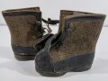 Paar Überschuhe für die Winterfront, wurden über den normalen Stiefeln z.B. auf Wache getragen.  Nicht 100% Paarig, leicht getragen