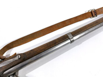 Frankreich, Steinschloßgewehr Modell Royale "St.Etienne ", Gesamtlänge 136,5 cm Kaliber  17,5 mm, Lauf mit ELG ( Belgien ) markiert, Schloßmarkierung gerade noch lesbar, Abzugsbügel eckig, alle Beschläge gestempelt, wohl für deutschen Kleinstaat.