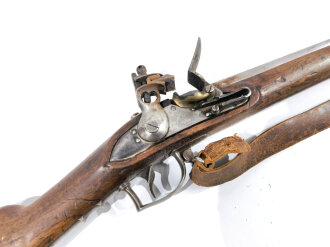 Frankreich, Steinschloßgewehr Modell Royale "St.Etienne ", Gesamtlänge 136,5 cm Kaliber  17,5 mm, Lauf mit ELG ( Belgien ) markiert, Schloßmarkierung gerade noch lesbar, Abzugsbügel eckig, alle Beschläge gestempelt, wohl für deutschen Kleinstaat.