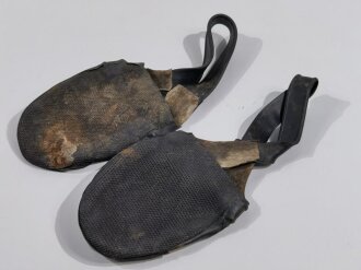 Fallschirmjäger, Paar " Galoschen ", wurden beim Sprung über dem Stiefel getragen. Grob gereinigtes Paar im Fundzustand. Das Gummi angetrocknet