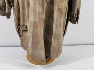 Fallschirmjäger Kombi sumpftarn, sogenannter " Knochensack" Satrk getragenes Stück mit zum Teil grossflächigen Reparaturstellen, datiert 1944, Reissverschlüsse gängig