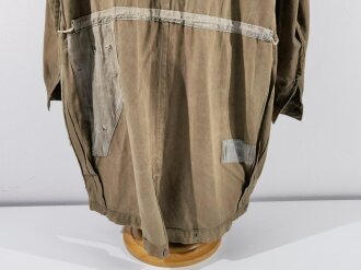 Fallschirmjäger Kombi sumpftarn, sogenannter " Knochensack" Satrk getragenes Stück mit zum Teil grossflächigen Reparaturstellen, datiert 1944, Reissverschlüsse gängig