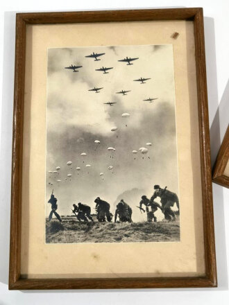 Fallschirmjäger, drei original gerahmte Kauffotos, Maße der Rahmen jeweils 22,5 x 32cm . Ungereinigt
