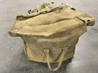 Fallschirmjäger, reste einer getarnten Fallschirmkappe in defekter Tasche