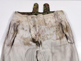 Waffen SS Wintertarnhose,. stark getragenes Stück mit vielen reparaturstellen, diese zum Teil auch neuzeitlich