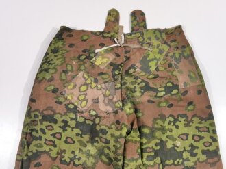 Waffen SS Wintertarnhose,. stark getragenes Stück mit vielen reparaturstellen, diese zum Teil auch neuzeitlich