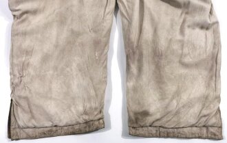 Wintertarnhose Heer. Getragenes Stück mit diversen Reparaturstellen, mit den zugehörigen Hosenträgern