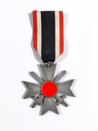 Kriegsverdienstkreuz 2. Klasse 1939 mit Schwertern, Hersteller " 10 " im Bandring für " Förster & Barth, Pforzheim " mit Bandabschnitt