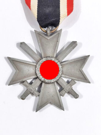 Kriegsverdienstkreuz 2. Klasse 1939 mit Schwertern, Hersteller " 10 " im Bandring für " Förster & Barth, Pforzheim " mit Bandabschnitt