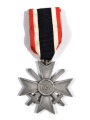 Kriegsverdienstkreuz 2. Klasse 1939 mit Schwertern, Hersteller " 10 " im Bandring für " Förster & Barth, Pforzheim " mit Bandabschnitt