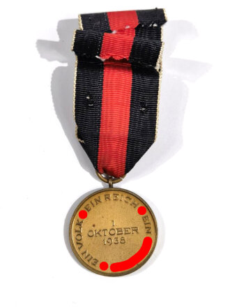 Anschlussmedaille Sudetenland ( 1. Oktober 1938 ) mit Bandabschnitt, dieser mit 2 Löcher ( Prager Burg Auflage?? ), sonst sehr guter Zustand