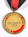 Anschlussmedaille Sudetenland ( 1. Oktober 1938 ) mit Bandabschnitt, dieser mit 2 Löcher ( Prager Burg Auflage?? ), sonst sehr guter Zustand