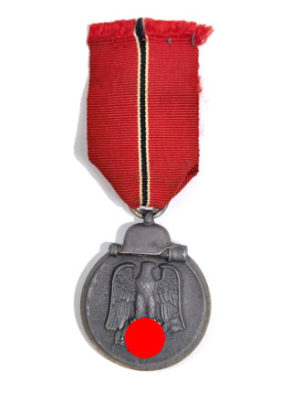 Medaille Winterschlacht im Osten mit Hersteller " 13 " im Bandring für " Gustav Brehmer, Markneukirchen " mit Bandabschnitt