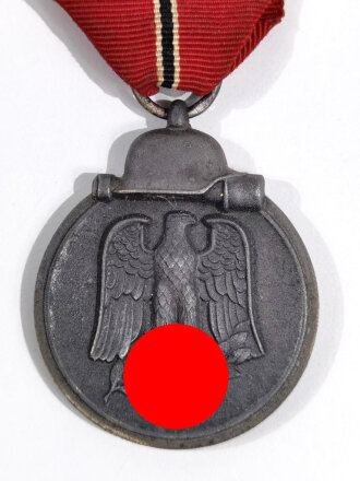 Medaille Winterschlacht im Osten mit Hersteller " 13 " im Bandring für " Gustav Brehmer, Markneukirchen " mit Bandabschnitt