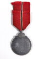 Medaille Winterschlacht im Osten mit Hersteller " 13 " im Bandring für " Gustav Brehmer, Markneukirchen " mit Bandabschnitt