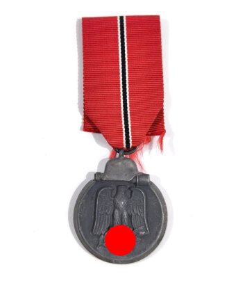 Medaille Winterschlacht im Osten mit Hersteller " 19 " im Bandring für " E.Ferdinand Wiedmann, Frankfurt a. Main " mit langem Bandabschnitt