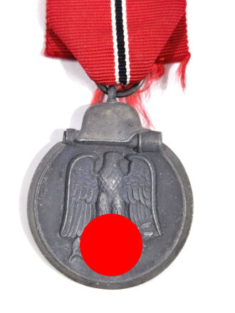 Medaille Winterschlacht im Osten mit Hersteller " 19 " im Bandring für " E.Ferdinand Wiedmann, Frankfurt a. Main " mit langem Bandabschnitt