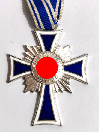 Ehrenkreuz der Deutschen Mutter ( Mutterkreuz ) in Silber mit langem Band, Emaille leicht eingerissen, sonst sehr guter Zustand