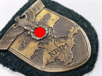 Krimschild 1941/42 auf dunkelgrünem Heeresstoff, Eisen  bronziert