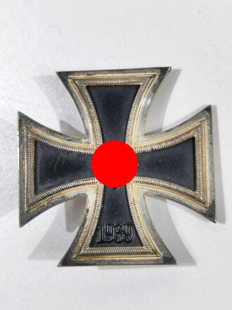 Eisernes Kreuz 1. Klasse 1939 mit Hersteller 100 in der Nadel für " Rudolf Wächtler & Lange, Mittweida ", Hakenkreuz minimal berieben, sehr guter Zustand