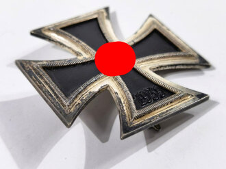 Eisernes Kreuz 1. Klasse 1939 mit Hersteller 100 in der Nadel für " Rudolf Wächtler & Lange, Mittweida ", Hakenkreuz minimal berieben, sehr guter Zustand