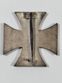 Eisernes Kreuz 1. Klasse 1939 mit Hersteller 100 in der Nadel für " Rudolf Wächtler & Lange, Mittweida ", Hakenkreuz minimal berieben, sehr guter Zustand