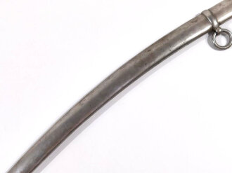 Stahlscheide mit 2 Trageringen, Mundblech fehlt, Gesamtlänge 84 cm, Scheidenkrümmung ca 60 mm, max. Klingenbreite ca 35 mm, Öffnung Scheide ca 15 mm stark, 