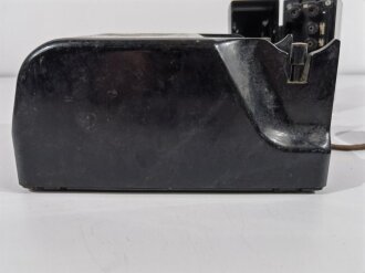 Tischfernsprecher 38 der Wehrmacht mit Beikasten. Datiert 1940, ungereinigt, Teil des Verschlussmechanismus beim Fernsprecher fehlt