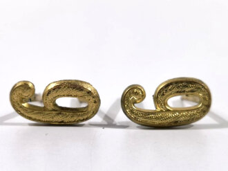 Paar Auflagen für Schulterklappen der Reichswehr oder frühen Wehrmacht "6 oder 9" in Gold, Höhe 19 mm