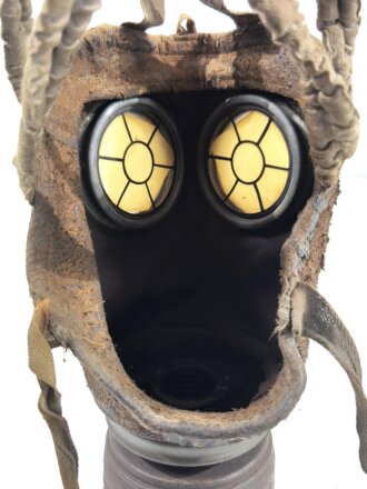 1.Weltkrieg, Gasmaske in Bereitschaftsbüchse. Weiches Leder, der Trageriemen gerissen. Büchse und Filter Originallack
