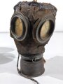 1.Weltkrieg, Gasmaske in Bereitschaftsbüchse. Weiches Leder, der Trageriemen gerissen. Büchse und Filter Originallack