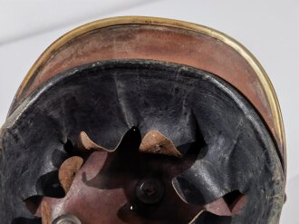 Korpus für eine Pickelhaube, Doppellöcher , ursprünglich nicht zusammengehörig