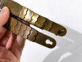 Schuppenkette für eine Pickelhaube, Gesamtlänge zusammengesetzt 34,5cm, golden