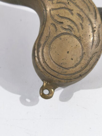 Osmanischer Geschenksäbel für Kinder in Form eines persisch/türkischen Shamshirs , stumpfe Klinge mit Ritterkopfmarke , vermutlich Solinger Hersteller, passende Scheide mit genummerten Beschlägen,