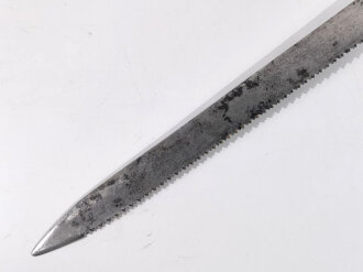 Faschinenmesser mit Säge, uns  unbekannte Ausführung, geschuppter Messinggriff, muschelförmig auslaufende Parierstange, Gesamtlänge 66cm