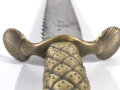 Faschinenmesser mit Säge, uns  unbekannte Ausführung, geschuppter Messinggriff, muschelförmig auslaufende Parierstange, Gesamtlänge 66cm