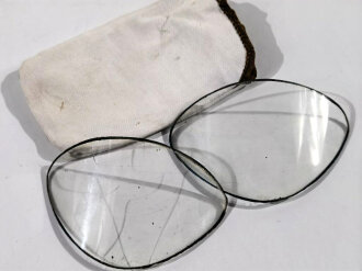 Paar Ersatzgläser für die Kradmelderbrille der Wehrmacht, gehört in der Hülle vorne in den Aufbewahrungskasten. Ein Glas gesprungen